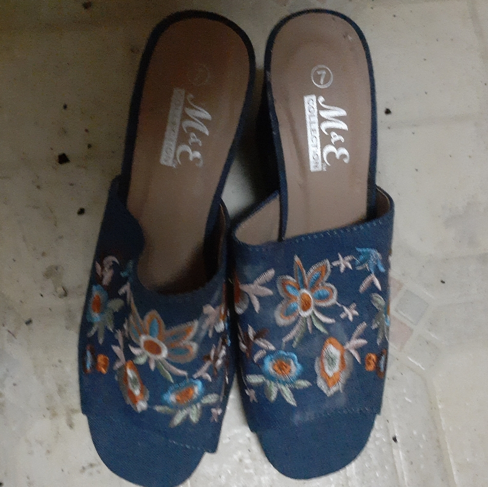 M&E Collection Women's Floral Embroidered Mules